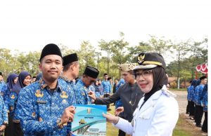 PLT Bupati Serahkan Petikan Surat Kepada 87 CPNS Way Kanan Dan 6 CPNS Ikatan Dinas Departemen Perhubungan Tahun 2024