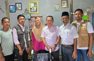 Anggota DPRD Lamsel Agus Sartono Serahkan Bantuan Kursi Roda Ke Panirin Warga Desa Sidowaluyo