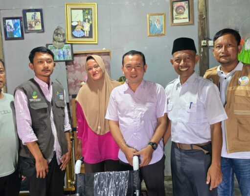 Anggota DPRD Lamsel Agus Sartono Serahkan Bantuan Kursi Roda Ke Panirin Warga Desa Sidowaluyo