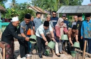 Samsul HS Anggota DPRD Lamsel Apresiasi Pembangunan Gapura Masjid Nurul Mukminin Desa Sidoasri
