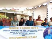 Fitri Purwanti Anggota DPRD Lamsel Serap Aspirasi perbaikan perbaikan Jembatan Gantung Di Desa Rejomulyo Kecamatan Jati Agung