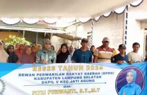 Fitri Purwanti Anggota DPRD Lamsel Serap Aspirasi perbaikan perbaikan Jembatan Gantung Di Desa Rejomulyo Kecamatan Jati Agung