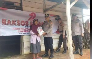 Dari Rumah ke Rumah, Kapolsek Bersama Personel Salurkan Paket Sembako di Gunung Labuhan