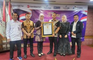 Kajari Lamsel Raih Anugerah Sahabat Media dari SMSI Pusat