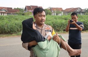 Bripka Syapriyanto, Gendong Nenek Paijem Lansia Lumpuh Untuk Mendapatkan Bantuan