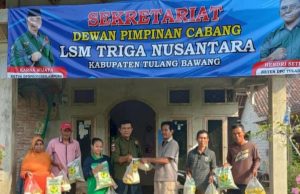 HUT Ke-3 LSM Trinusa Bagikan Paket Sembako Kepada 30 Warga Tulang Bawang