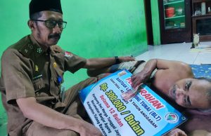 Datangi Rumah Warga Sakit, Kakam Dwi Warga Tunggal Jaya Salurkan BLT DD Tahap III