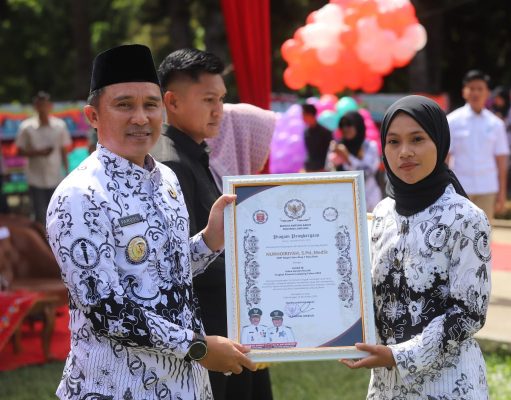 Budaya, Apresiasi, dan Pesan Moral Warnai Peringatan Hari Guru Nasional 2025 di Lampung Barat