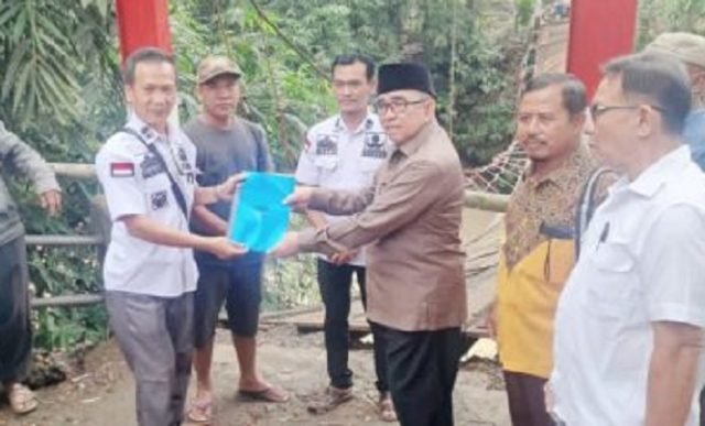 Jembatan-Dilintasi-Angkot-Putus