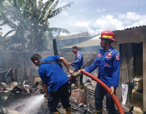Damkar Tulang Bawang Berhasil Jinakan Sijago Merah di Rumah Amir