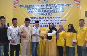 M. Aris Pratama Hanan Bacalon Pertama Ambil Berkas Pendaftaran Ketua DPD II Golkar Tulang Bawang
