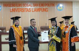 Kepala Dinkes Tulang Bawang, Fatoni Resmi Raih Gelar Doktor di Universitas Lampung